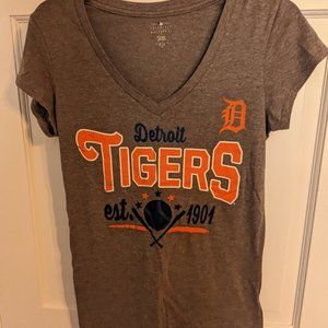 Detroit Tigers MLB Est. 1901 Campus Lifestlye Ladies V-Neck Gray T-shirt sz M